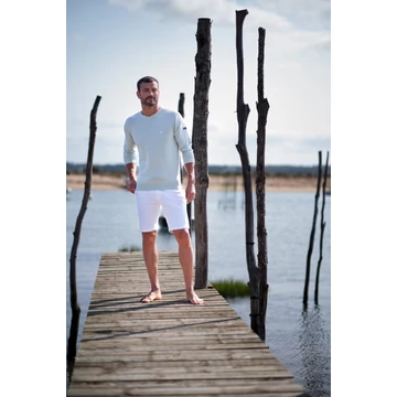 Fehér rövidnadrág övvel